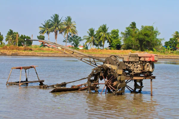 Tilling traktor dalam mempersiapkan bidang untuk penanaman — Stok Foto