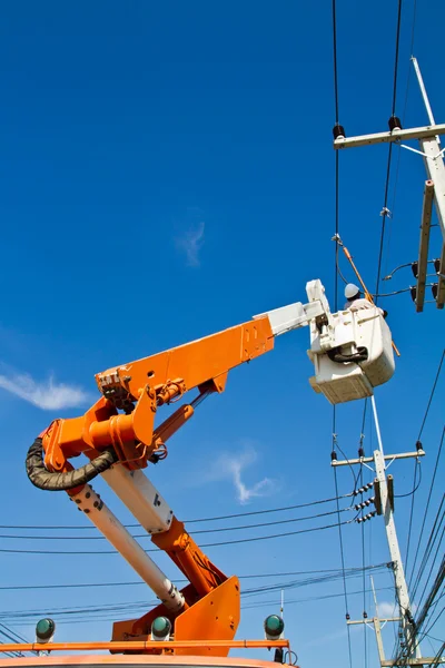 Arbeiter repariert Stromleitung — Stockfoto