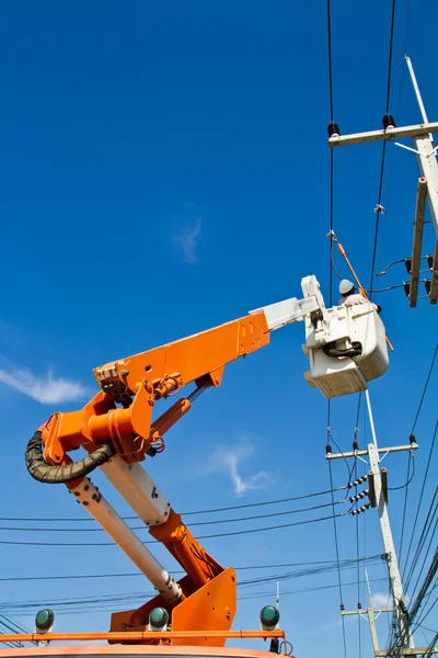 Worker repairing power line — Stock Photo, Image