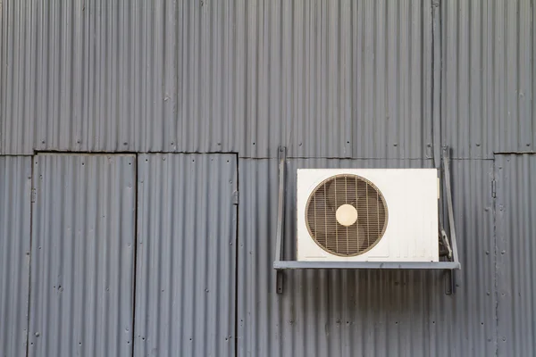 Brennwertgerät hinter der alten Fabrik — Stockfoto