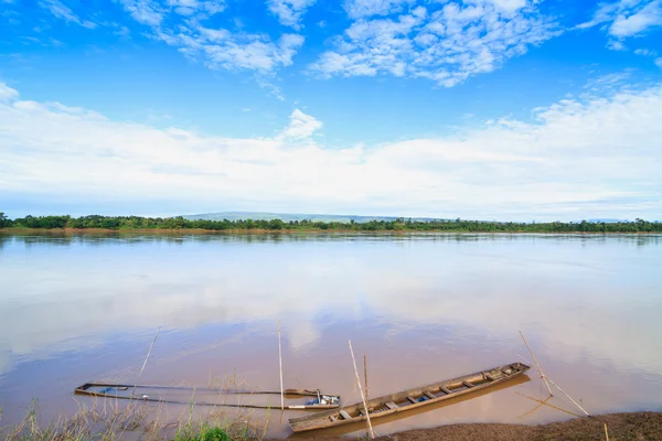当地的长尾船在湄公河流域 — 图库照片