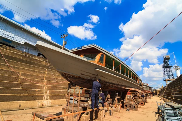 Boot onder reparatie in dok werf — Stockfoto