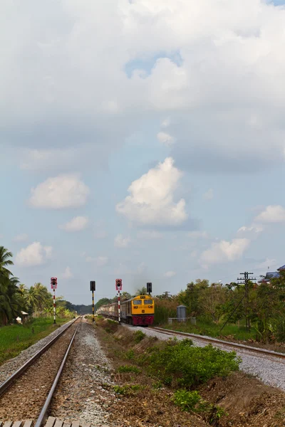 Zug fährt auf Schienen — Stockfoto