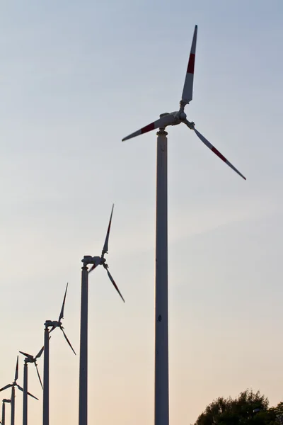 Turbin wiatrowych w zachód światło — Zdjęcie stockowe