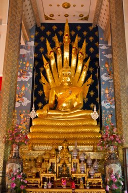 Buddha ile dokuz baş naga