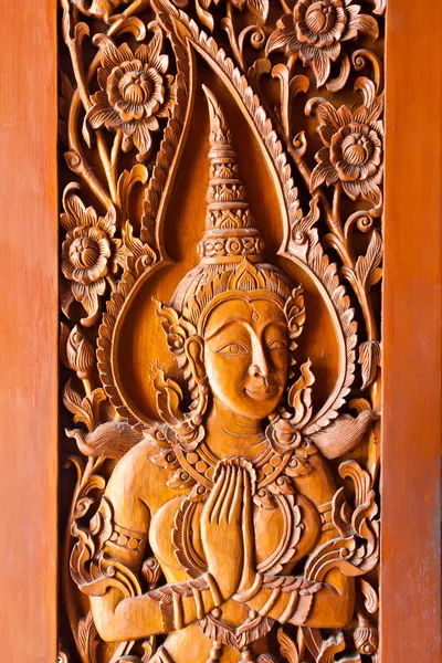 Scultura in legno stile thailandese sulla porta del tempio — Foto Stock