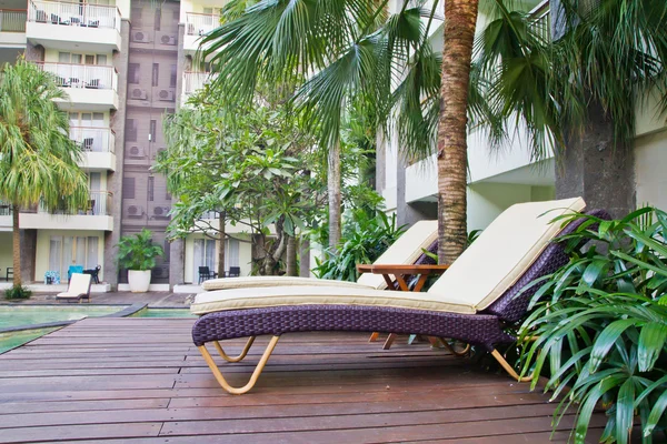 Cadeiras de spa no deck de piscina de madeira — Fotografia de Stock