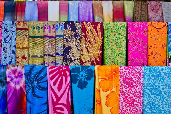 Buntes balinesisches Tuch zum Verkauf — Stockfoto