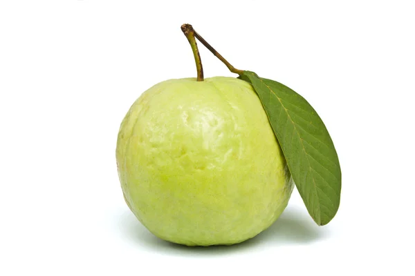 Guava con foglia sullo sfondo bianco — Foto Stock