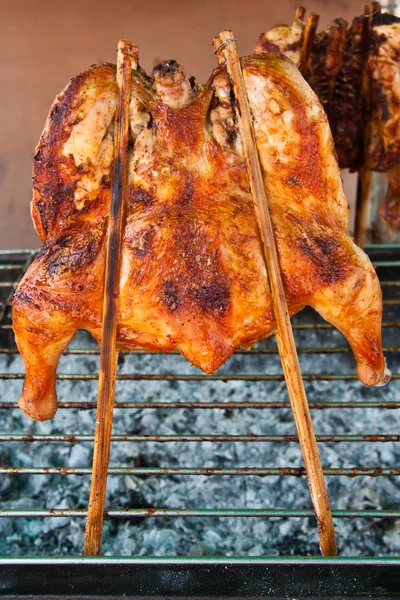 Gegrilltes Hühnchen auf dem Grill — Stockfoto