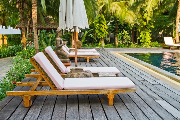 Sillas de madera junto a la piscina — Foto de Stock