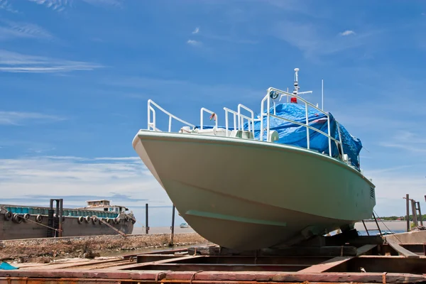 Barca in riparazione in cantiere — Foto Stock