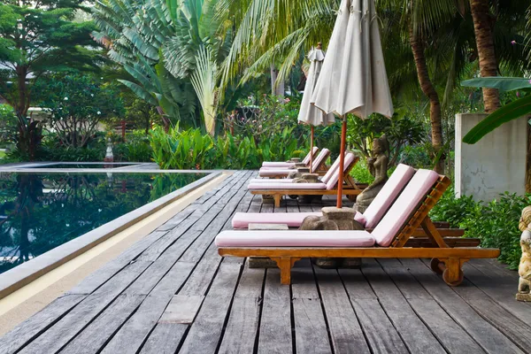Cadeiras de spa no deck de piscina de madeira — Fotografia de Stock
