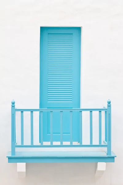 Porte bleue sur maison blanche — Photo