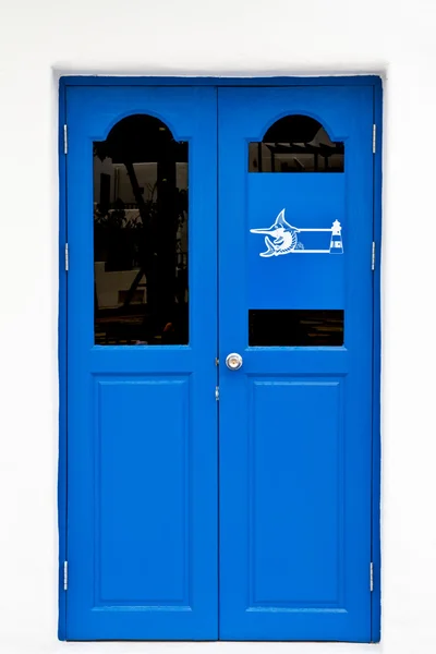 Porta azul na casa branca — Fotografia de Stock