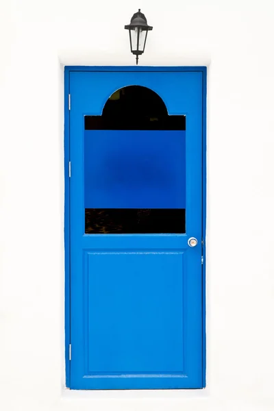 Puerta azul en la casa blanca —  Fotos de Stock