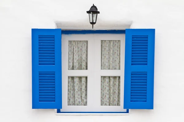 Ventana azul y lámpara en la casa blanca —  Fotos de Stock