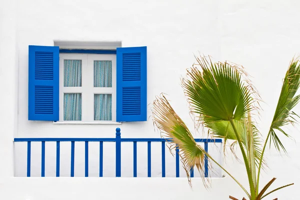 Fenêtre bleue et lampe sur la maison blanche — Photo