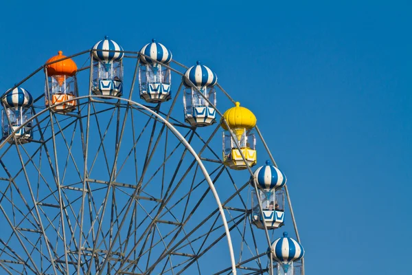 Ruota panoramica su cielo blu — Foto Stock