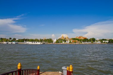 Tapınağı emerald buddha ve chao phraya nehir üzerinde grand palace