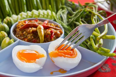 demirhindi Yapıştır ve Tayland yemekleri set haşlanmış yumurta