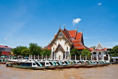 uzun kuyruklu tekne ve chao phraya nehir tapınakta