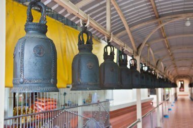 Tayland Budist tapınağında çanlar çalıyor.