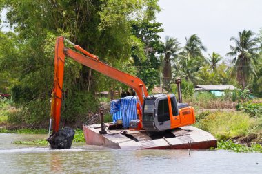 Fidži leguánkanalda çalışan iş makinesi