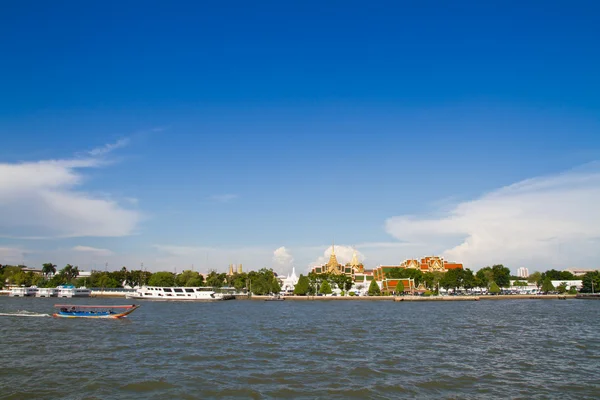 Barca a coda lunga locale e il grande palazzo a Bangkok — Foto Stock