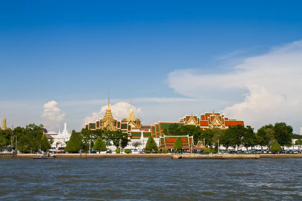 Tempel van de Smaragden Boeddha en het grote paleis op de chao phraya rivier — Stockfoto