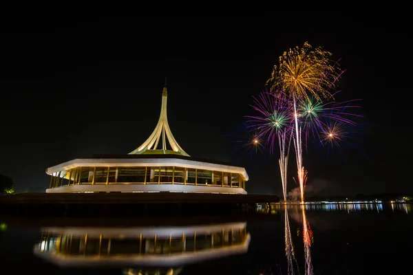 Фейерверки над ночным небом в парке Suanluang RAMA 9 в Бангкоке, Таиланд — стоковое фото