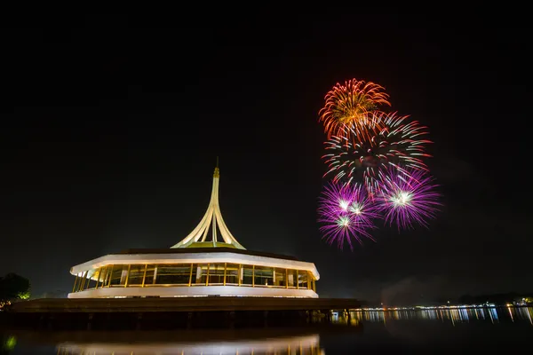 Фейерверки над ночным небом в парке Suanluang RAMA 9 в Бангкоке, Таиланд — стоковое фото