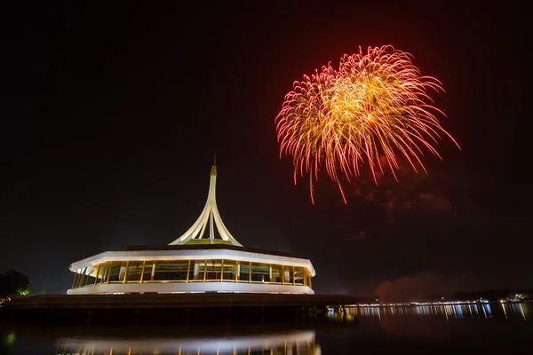 Фейерверки над ночным небом в парке Suanluang RAMA 9 в Бангкоке, Таиланд — стоковое фото