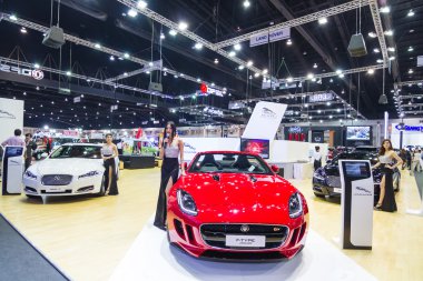 Nonthaburi - 6 Aralık: jaguar f tipi sportcar 6 Aralık 2013 yılında nonthaburi, Tayland 30 Tayland uluslararası motor Expo ekranda