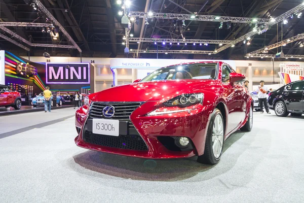 NONTHABURI - 6 décembre : Lexus IS 300h exposé à la 30e Expo automobile internationale de Thaïlande le 6 décembre 2013 à Nonthaburi, Thaïlande — Photo