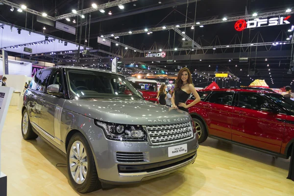 NONTHABURI - DEZEMBRO 6: Range Rover O carro All New Range Rover em exibição na 30th Thailand International Motor Expo em 6 de dezembro de 2013 em Nonthaburi, Tailândia — Fotografia de Stock