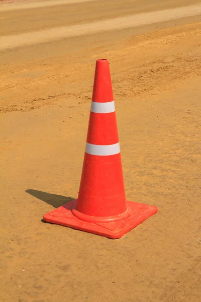 Cone de trânsito na estrada de cascalho — Fotografia de Stock