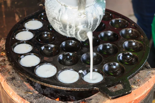 Tipo de carne doce tailandesa chamada kanom krok no tailandês em andamento — Fotografia de Stock