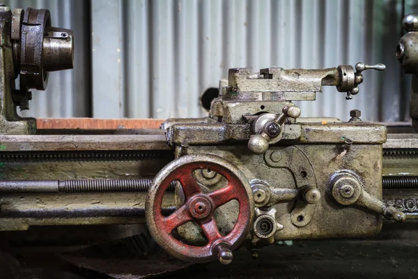 Alte Drehmaschine in der Fabrik — Stockfoto