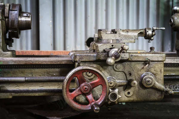 Fabrikadaki eski torna. — Stok fotoğraf