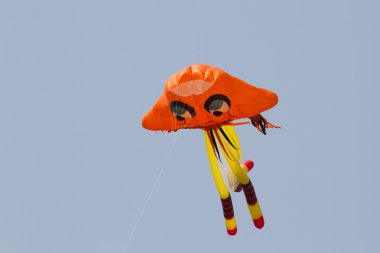 güzel mavi gökyüzünde uçurtma