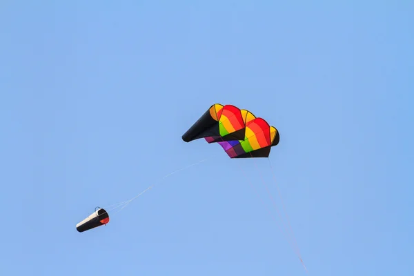 Kite op mooie blauwe hemel — Stockfoto