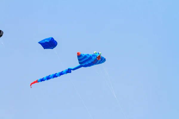 Kite op mooie blauwe hemel — Stockfoto