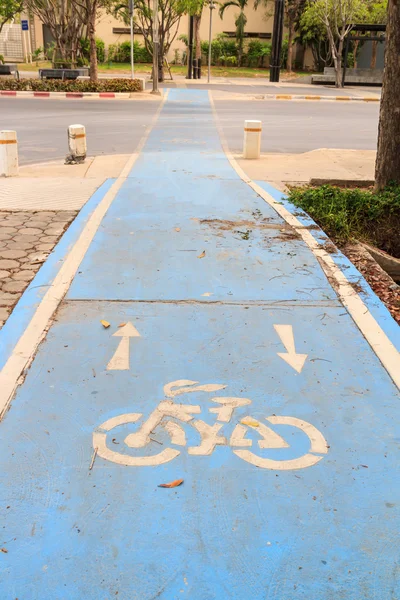 Bisiklet yol işareti ve ok — Stok fotoğraf