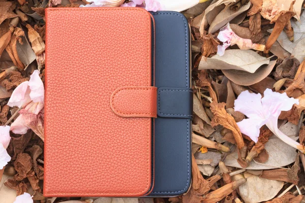 Smartphone capa case de couro na secas folhas e flores — Stockfoto