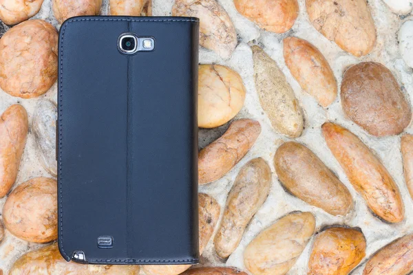 Smartphone skóra pokrywa case na żwir teksturę podłogi — Zdjęcie stockowe