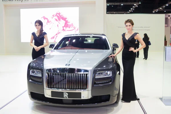 Niet-geïdentificeerde modellering post over rolls royce ghost gamma wielbasis — Stockfoto