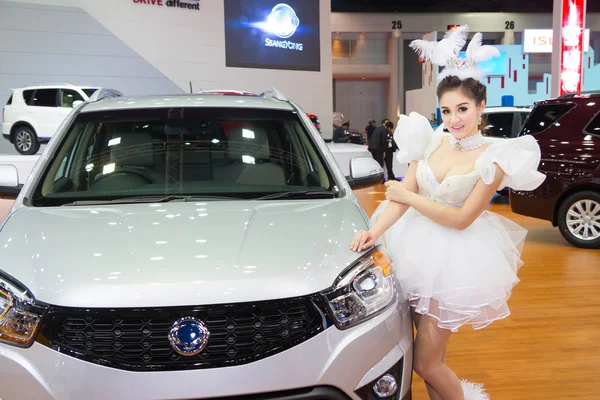 Postagem de modelagem não identificada sobre Ssangyong Korando mostrou no 35th Bangkok International Motor Show — Fotografia de Stock