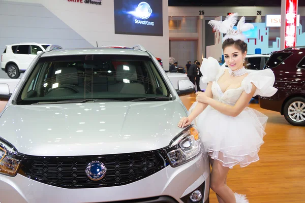 Niet-geïdentificeerde modellering post over ssangyong korando toonde in 35e bangkok internationale Autosalon — Stockfoto