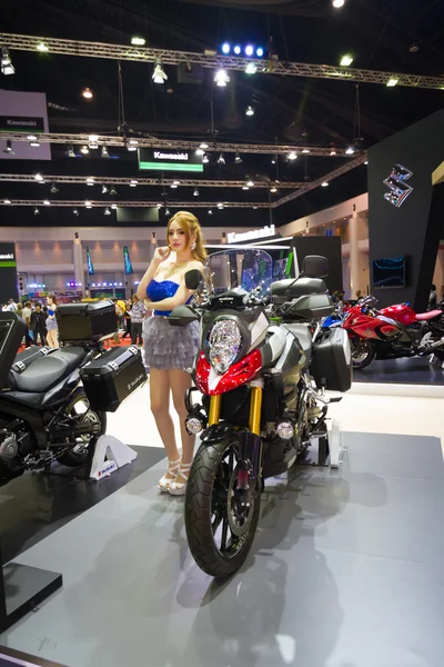 Unidentified model with Suzuki on display — Stock Photo, Image